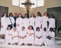Il gruppo delle giovani Ancelle dell'AM professe di voti temporanei