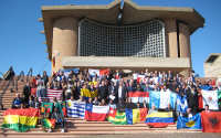 I partecipanti al Convegno di Radio Maria con le bandiere delle nazioni di provenienza