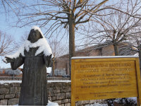 ... con la statua della Madre coperta da una soffice, simpatica mantellina di neve.