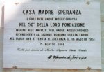 Nel paese di Collevalenza viene posta una lapide sulla prima casa abitata da Madre Speranza