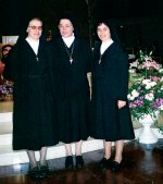 Madre Mediatrice e le due nuove Ancelle dell'Amore Misericordioso, Cecilia e Alina.