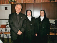 Sr. Maria con P. Aurelio, Superiore gen. dei fam e M. Speranza Montecchiani Superiora gen delle eam