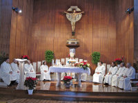 Da Nocera Inferiore - Sacerdoti e seminaristi con il loro Vescovo.