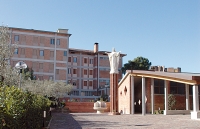 La Casa della Giovane dal pazzale delle Piscine