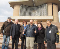 Paolo Brosio con un gruppo di volontari
