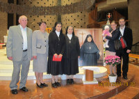 Suor Adelina di Ges Chicet eam con i genitori e la Madre Generale