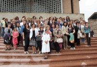 Ex maglieriste del laboratorio di Madre Speranza. Quasi un centinaio, si sono ritrovate per la prima volta dopo pi di 30 anni, per una giornata di festa e di preghiera. Erano presenti anche Madre Lucia, superiora della Casa della Giovane di Collevalenza (anche lei ex maglierista) e le loro Assistenti Sr. Maria Luisa e Sr. Manuela. Al termine, entusiaste della bella giornata trascorsa, si sono salutate con la promessa di ripetere lincontro ogni anno.