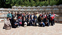 Familiari del nostro confratello Francesco Marcazzan in visita al nostro cimitero