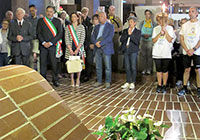 Con la Fiaccola di S. Rita davanti alla tomba della Madre