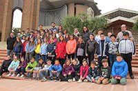 Don Roberto con i ragazzi della prima comunione della Parrocchia di Cenerente di Perugia.