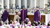 Il Cardinale vicario di Roma Baldo Reina apre la Porta Santa di San Giovanni
