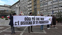 In preghiera per la salute di papa Francesco