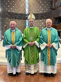 50� sacerdozio P. Ireneo e P. Aurelio, con al centroMons. Domenico Cancian fam