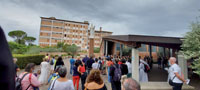 Pellegrini sul piazzale delle Piscine dopo la Liturgia delle acque, in attesa di attingere alle fontanelle.