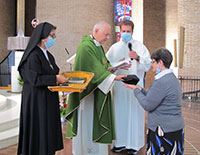 5 SETTEMBRE. Con profonda gioia e commozione Suor Lucia Corsaro ha emesso la Prima Professione e vestito labito di Ancella dellAmore Misericordioso.